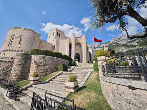 Dvorac Krujë in Tirana — Castle