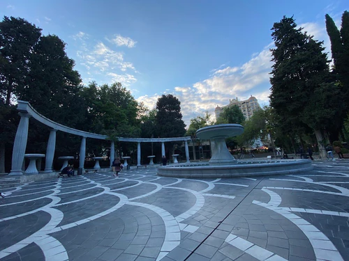 Strūklaku laukums in Baku — parks