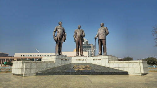 The Three Dikgosi Monument in Gaborone — Vend historik