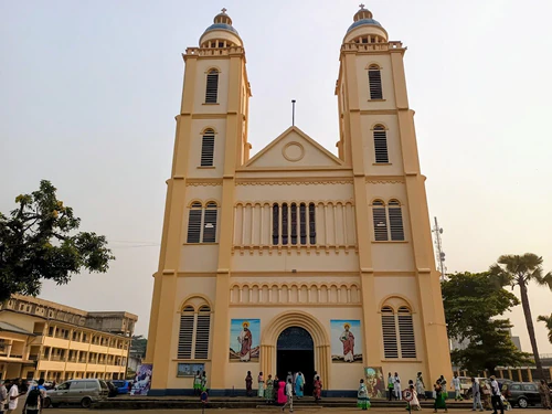 Kathedraal van Sint-Pieters en Sint-Paulus Bonadibong in Douala — Religieuze plek