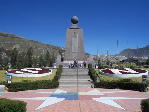 Midden op de Wereld in Quito — Monument