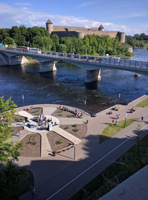 Šetnica uz rijeku in Narva