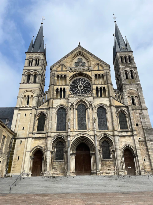 Basilique Saint-Remi — ধর্মীয় স্থান, rated 4.7/5