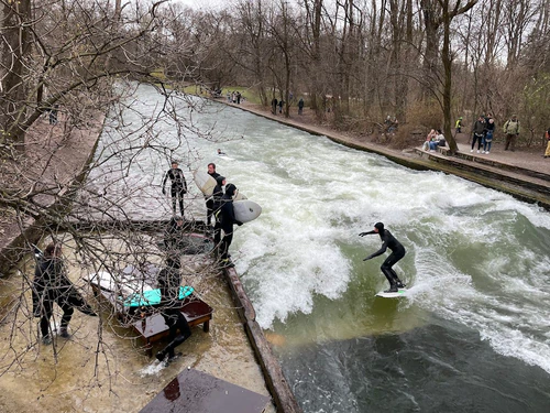 Eisbachwelle in München