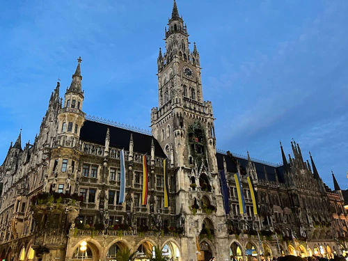 Rathaus-Glockenspiel — ঐতিহাসিক স্থান, rated 4.7/5