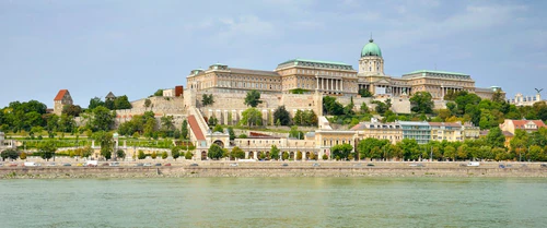 Budapeşte Tarih Müzesi - Kale Müzesi, Buda Kalesi’nde yer alır ve Roma döneminden günümüze uzanan Macaristan’ın geçmişine kapsamlı bir yolculuk sunar. Tarihi bir kompleks içinde bulunan müze, ortaçağ odalarını modern galerilerle birleştirir; mimari evrimleri, günlük yaşamı ve Budapeşte ile ulusun şekillenmesinde kilit rol oynayan anları görmenizi sağlar. Atmosferik sergiler, sürükleyici yeniden yapımler ve kale avlularından panoramik manzaralar bekleyin. Şehir silueti, sokaklar ve dayanıklılık için tarih meraklıları ile ilk kez gelenler için idealdir. — Müze, rated 4.4/5
