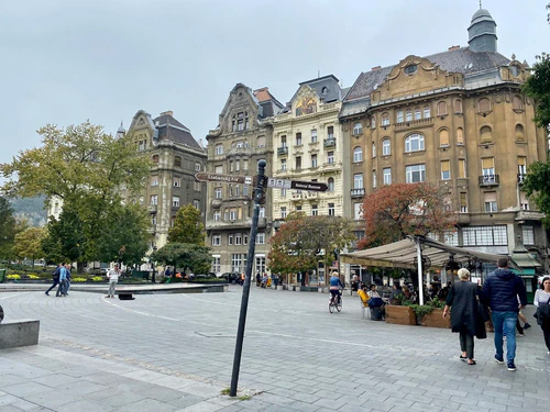 Fővám tér Budapeşte’nin Pest tarafında, Ünlü Büyük Pazar Salonu ile Tuna kıyısının yanında bulunan küçük, hareketli bir yeşil meydandır. Pazar alanına giriş kapısı olan bu meydan, kolay ulaşım, gölgelik banklar, modern heykeller ve samimi kafeler ile bir araya gelir. Ziyaretçiler pazardaki Macar lezzetlerini tatmak, sokak yaşamını izlemek ve sonra nehir kıyısında yürüyüş yapmak ya da Tuna yolculuğuna katılmak için gelir. Şehrin merkezine kolay ulaşım için harika bir başlangıç noktasıdır; dinlenme molası ve gemi turu arasındaki sakin bir durak sunar, nehir ve Buda tepecelerine bakar. — Park, rated 4.6/5