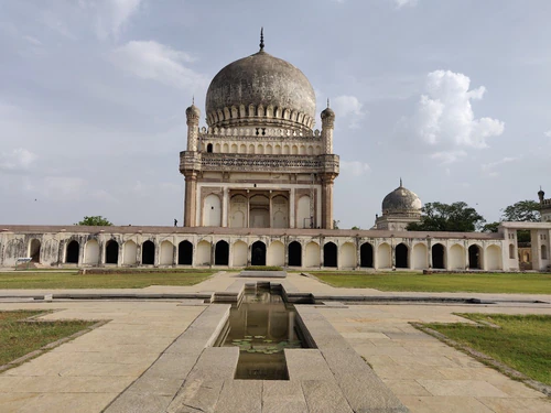 Qutub Shahi Tombs in Hyderabad — Památník