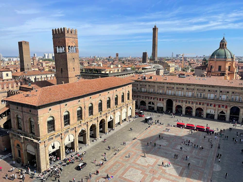 Piazza Maggiore in Bologna — Markt