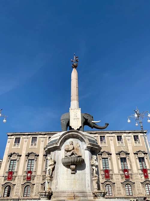 Fontana dell'Elefante (uʻ Liotru) in কাটানিয়া — ঐতিহাসিক স্থান