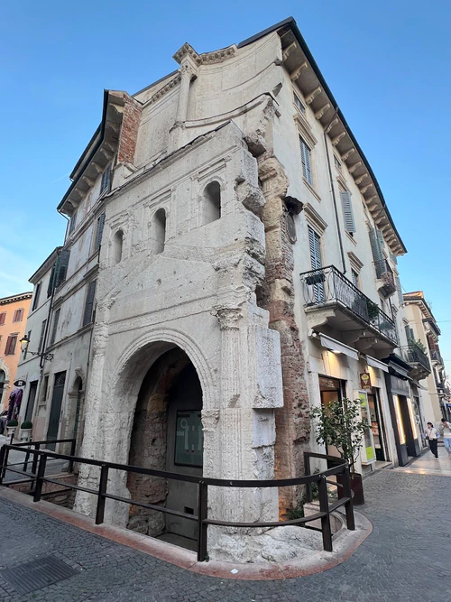 Porta Leoni — Tarixi abidə, rated 4.5/5