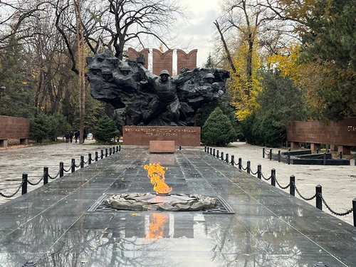 28 Panfilova sargi laukums in Almatija — parks