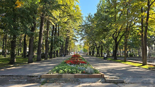 Bishkek-এ Victory Square হলো একটি গ্র্যান্ড, বৃক্ষঘেরা পার্ক যা উঁচু অবেলিস্ক ও চিরন্তন জ্বলনের মাধ্যমে Kyrgyzstan-এর যুদ্ধ-সাহসিদের সম্মান জানায়। রাজধানীতে আসা দর্শনার্থীদের প্রিয় প্রথম ধাপে এটি শহরের গ্রিড ও আশেপাশের টিলাগুলোকে প্রশস্ত দৃশ্য দেয়। হাঁটার/macrom-শেডড পথ ধরে ঘুরে ফেলুন, ফোয়ারা ও স্মৃতিস্তম্ভগুলো দেখতে পারেন, আর বেঞ্চে বসে locals-কে ceremonies বা casual কথাবার্তা করতে দেখতে পারেন। ইতিহাস ও দৈনন্দিন জীবন একসাথে মিলে ভ্রমণের কেন্দ্রবিন্দু হিসেবে পুরো শহরের হৃদয়ে বিশ্রাম-প্রদর্শনী—ছবি তোলা stop-এ এবং সুখী-picnic-এ। — পার্ক, rated 4.6/5