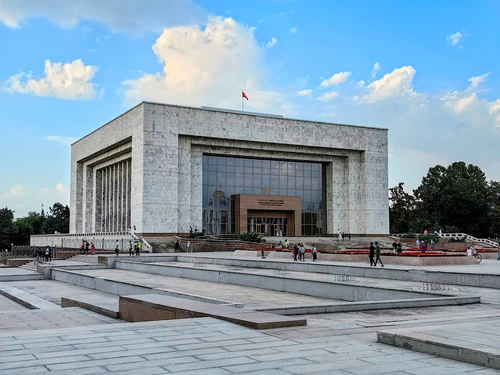 বিস্তৃত Botanical Garden Bishkek-এর শহরের পাশেই শান্ত সবুজ ও খোলা জায়গা, Central Asianflora-র বৈচিত্র্যময় সংগ্রহ, Alpine meadows ও meticulously labeled specimens। দর্শকরা ছায়া-ঘেরা সড়কে হাঁটেন, মৌসুমভিত্তিক ফুল উপভোগ করেন, ও গ্রীনহাউসগুলোতে মরুভূষ্ণ ও ট্রপিক্যাল উদ্ভিদ দেখতে পান। পরিবার, ফটোগ্রাফার ও শহরে দিন কাটানোর পর শান্ত হাঁটার জন্য আদর্শ, পিকনিক স্পট ও বেঞ্চ। তথ্যবান_signboards, বন্ধু-স্টাফ, Kyrgyz উদ্ভিদ জীবন ও সংরক্ষণ প্রচেষ্টা সম্পর্কে জানতে পারবেন। ঋতুভিত্তিক অনুষ্ঠান, শিক্ষামূলক ট্যুর ও রঙিন শরৎ-ফুলে বছর জুড়ে ভিড় বাড়ে। — মিউজিয়াম, rated 4.6/5
