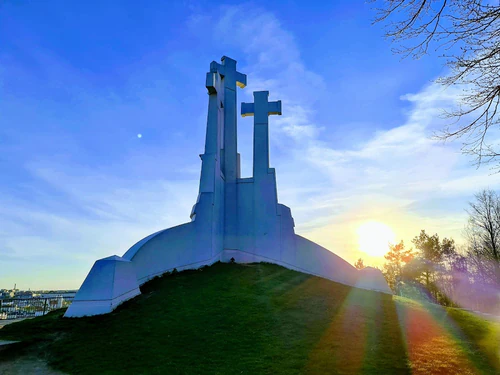 Spomenik Tri križa in Vilnius — Spomenik