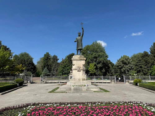 Spomenik Stjepanu Velikom in Chișinău — Spomenik