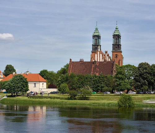Bazylika Archikatedralna św. Apostołów Piotra i Pawła in Poznan — Religieuze plek