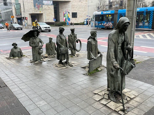 Pomnik Anonimowego Przechodnia we Wrocławiu in Vroclav — Spomenik