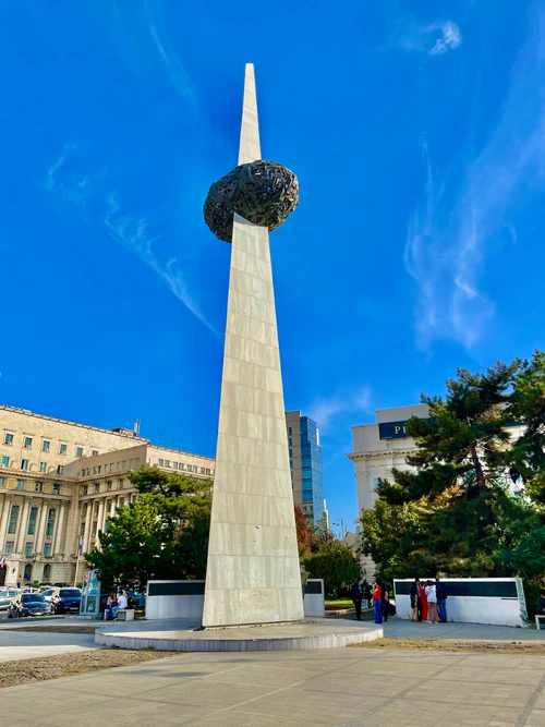 Memorijal ponovnog rođenja znamenit je bukureštki spomenik posvećen prijelazu i obnovi Rumunjske nakon društvenih preokreta krajem 20. stoljeća. Dizajniran da potakne refleksiju, njegove stroge linije i promišljeno smješteni prostor pozivaju na mirno razmišljanje uz gradski žamor. Posjetitelji dolaze radi dojmljivog podsjetnika na povijest, trenutka da odaju počast izdržljivosti i prilike da razumiju kako je transformacija oblikovala modernu Rumuniju. Očekujte kompaktan, promišljeno uređeni prostor s interpretativnim pločama, mirnom trgom-plažom u okolici i obližnjim ulicama i kafićima koji dopuštaju putnicima da upiju atmosferu suvremene Bukurešte nakon značajnog posjeta. — Spomenik, rated 4.1/5