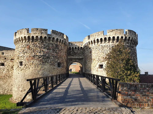 Trg Republike, srce Beograda, središnje je raskrižje gdje se kultura, trgovina i razgovor susreću. Dominira fasada Nacionalnog muzeja i ikonasti lik kneza Mihaila, a trg označava moderni početak grada i mjesto gdje su se mase okupljale kako bi proslavile pobjede i suočavale s izazovima. Danas je to živahno središte kafića, dućana i prometne Knez Mihailove, s lakim pristupom kazalištima, Nacionalnom teatrom i impresivnom arhitekturom. Posjetitelji mogu upijati povijest, promatrati ulične izvođače i iskoristiti trg kao živopisnu polaznu točku za istraživanje Beograda. in Beograd — Castle