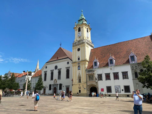 Predsjednička palača Bratislave službeno je mjesto boravka slovenskog predsjednika, smještena na Hodžovom trgu na rubu Starog grada. Opciono neoklasično znamenitost, dovršena krajem 18. st., zadivljuje svojom svečano bijelom fasadom, visokim stupovima i velikim stubištem. Iako su unutarnje ture ograničene, vanjština palače i okolni park pružaju dostojanstven uvid u slovensku državnost; posjetitelji mogu šetati trg, pratiti promjenu straže tijekom posebnih događaja i spojiti fotku sa susjednim atrakcijama. in Bratislava — Povijesno mjesto