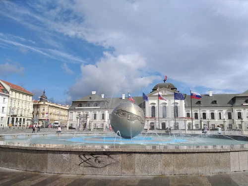 Stari Grad Bratislavski dvorac najstarija je javna zgrada grada, sagrađena u 13. stoljeću i ponosno stoji na živahnom glavnom trgu. Njegovo gotičko središte, kasnije oplemenjeno renesansom i barokom, čini ga vidljivim simbolom dugotrajne povijesti grada. Unutarnje prostorije grada Bratislave čuva gradski muzej s srednjovjekovnim odajama, povijesnim sobama i interaktivnim prikazima koji prate razvoj grada od srednjovjekovnog trgovačkog žarišta do moderne prijestolnice. Posjetitelji mogu popeti se na toranj za široke poglede na krovove Bratislave i Dunav za sunčanih dana. in Bratislava — Znamenitost