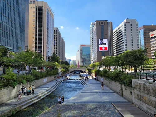 Cheonggyecheon in Seoul — Park