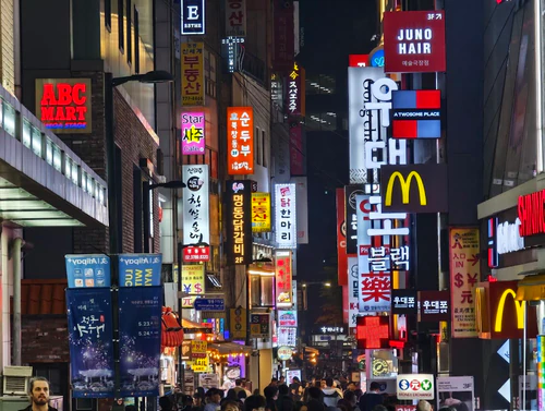 Myeongdong-winkelstraat in Seoul — Markt