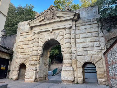 Puerta de las Granadas — Spomenik, rated 4.7/5