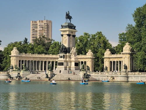 El Retiro Park in Madrid — Park