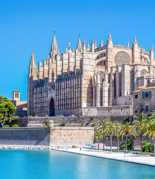 Catedral-Basílica de Santa María de Mallorca in Palma de Mallorca — ধর্মীয় স্থান