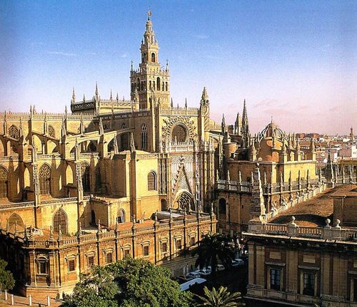 Het Koninklijk Alcázar van Sevilla is een uitgestrekt paleizencomplex met Moorse invloeden, gelegen naast de Guadalquivir, daterend uit de 10e eeuw en uitgebreid door opvolgende christelijke heersers. Bezoekers dwalen door zonovergoten binnenplaatsen, gedetailleerde tegelwerk, uitgehakt stucwerk en weelderige tuinen die aanvoelen als een levende doolhof. Hoogtepunten zijn onder meer het serene Patio de las Doncellas en de grote Hall of Ambassadors, terwijl geurige sinaasappelbomen en seizoenbloesems elk tafereel kaderen. Een UNESCO Werelderfgoed-site en een filmlocatie uit Game of Thrones, het beloont geduldige verkenning en blijft in het geheugen hangen. in Seville — Religieuze plek