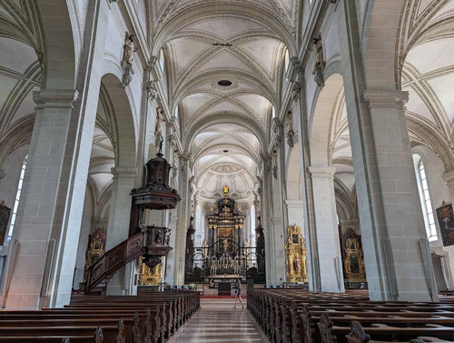 Stolna crkva sv. Leodegara — Religijsko mjesto, rated 4.6/5