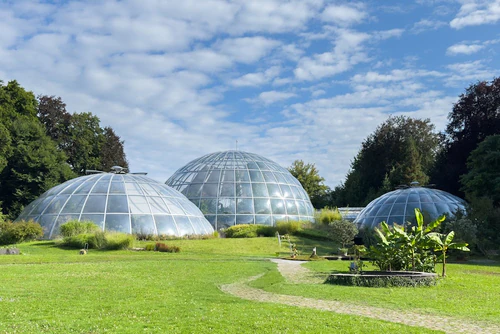 Ljubavni park u Bishkeku omiljena je rijetko zelena oaza uz rijeku skrivena u središtu glavnog grada Kirgistana. Park se proteže uz šetnicu obrađenu drvećem, s intimnim kutcima za sjedenje, cvjetnim gredicama i umjetničkim dodacima koji pozivaju parove i obitelji. Posjetitelji dolaze radi laganih šetnji, svježeg zraka i zalaska sunca koji se odražavaju na planinama, uz vikend sajmove i male kafiće s kirgistanskim čajem i zalogajima. Idealno je za opušteni jutarnji jogging ili ležeran piknik na sunčanom poslijepodnevu; otići ćete sa fotografijama, uspomenama i osjećajem mira usred svakodnevnog užurbanog života. in Zurich — Vrt