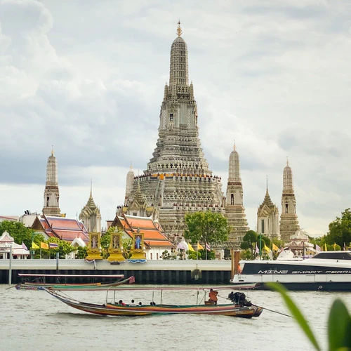 Wat Arun Ratchawararam Ratchawaramahawihan in Bangkok — Religieuze plek