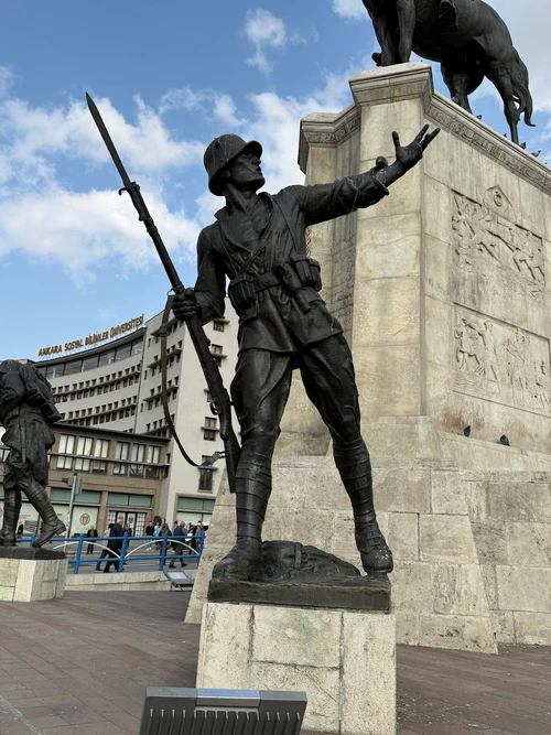 আতাতুর্ক মূর্তি in Ankara — মিউজিয়াম