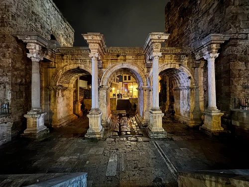 Hadrian's Gate in Antalya — ঐতিহাসিক স্থান