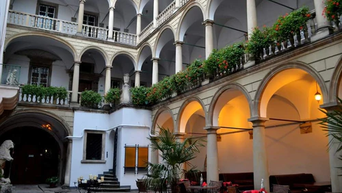 Italian Courtyard — ঐতিহাসিক স্থান, rated 4.3/5