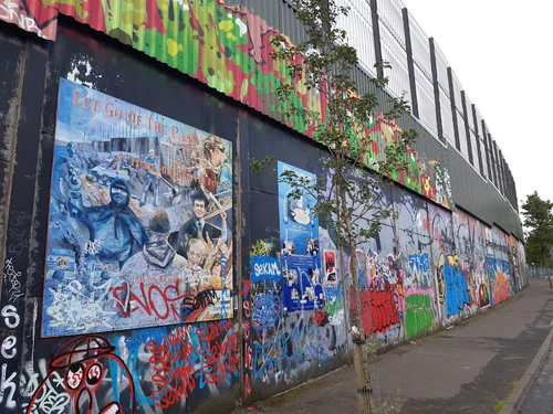 পি)স Peace Wall Belfast in বেলফাস্ট — ঐতিহাসিক স্থান