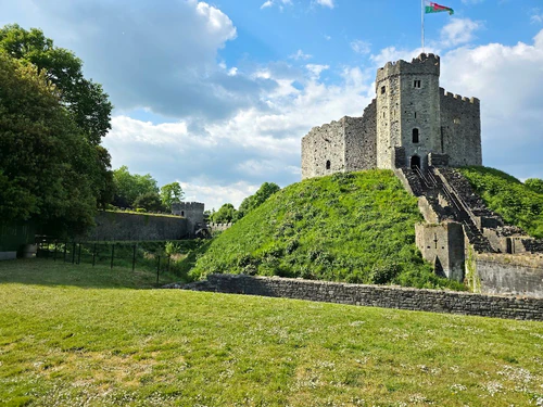 Cardiff Castle ওয়েলsh রাজধানীর মাঝে একটি নাটুকাঠা ঐতিহাসিক দুর্গ, যার 2,000-সাল stories এর খুঁটি ধারি টাওয়ার ও curtain walls-এর নিচে প্রসারিত। রোমান ফোর্টে তৈরি হওয়া ভবনটি নরম্যান শাসকদের দ্বারা পরবর্তী কালে ওয়েল-জাতীয় ভাণ্ডারভর্তি ভেতর-আলংকারে বিকশিত। দর্শকেরা রাজ্য-রুম, অলঙ্কৃত চ্যান্ডেলিয়ার, Atmosphäre wartime টানেল ঘুরে দেখতে পারেন—যা বিশ্বযুদ্ধগুলিতে দুর্গের বাস্তব-প্রয়োগকে প্রমাণ করে। তারা বুল্ডার-লেজার দৃশ্যের জন্য ব্যাটলমেন্ট ধরে শহরটির বিস্তৃতি-দৃশ্য উপভোগ করতে পারেন ও ড্রাগন, নায়ক ও ইতিহাস-গল্প শেখার সুযোগ পাবেন। — Castle, rated 4.6/5