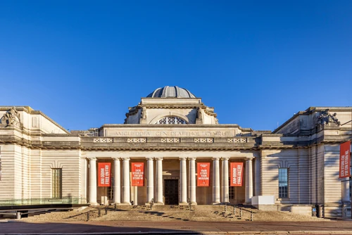 National Museum Cardiff একটি মহান, বহু-শাখা-সংগ্রহসম্ভার যেটি Cathays Park-এ অবস্থিত, Welsh ইতিহাস, শিল্প ও বিজ্ঞান এক ছাদের তলে অন্বেষণ করতে আমন্ত্রণ জানায়। এর স্থায়ী গ্যালারিগুলো প্রাকৃতিক ইতিহাস থেকে ডাইনোসর ফসিল,Welsh archaeology, ও একটি বিশ্ব-খ্যাত শিল্প সংগ্রহ জুড়ে ছড়িয়ে বিরাজমান—Impressionist ও Post-Impressionist-masterpieces-এর পাশাপাশি আধুনিক Welsh-শিল্প। বিজ্ঞান ও শিল্প-কলা প্রদর্শনীগুলো ব্রিটেনের ঐতিহাসিক শিল্প-শিল্পশক্তিকে হাত ধরে ব্যাখ্যা করে। পরিবারগুলোর জন্য দেখা উচিত, নেয়াক্ল্যাসিক্যাল আর্কিটেকচার, ফ্রি স্থায়ী প্রদর্শনী, ঘুরে-ঘুরে চলমান প্রদর্শনী ও Wales ও জগত-প্রপিত artifacts-কে দেখার সুযোগ। — মিউজিয়াম, rated 4.6/5