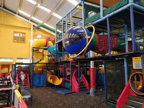 Magic Mountain Fun Center - East — თემატური პარკი, rated 3.6/5