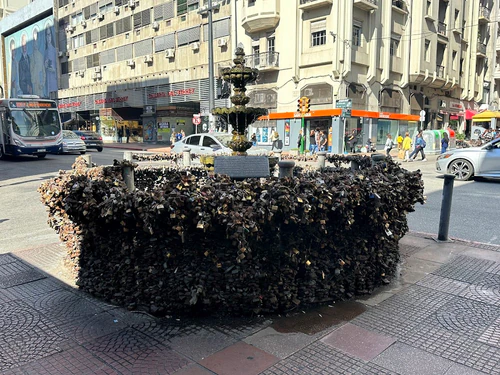 Fountain of the Padlocks, rated 4.3/5