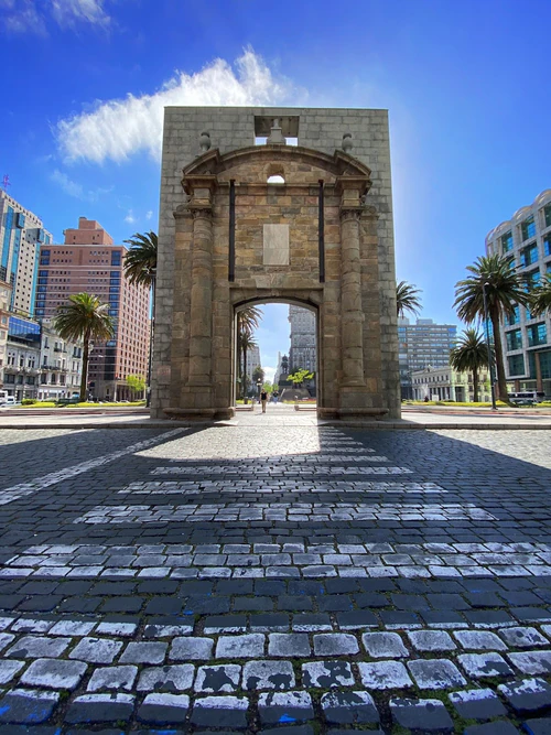 Gateway of the Citadel in Montevideo — Vend historik