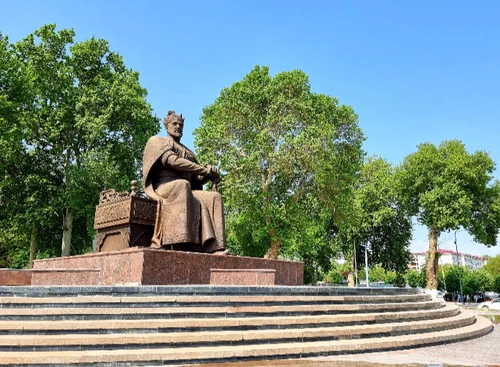 Monument van Amir Timur in Samarkand