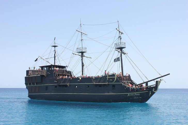 La nave pirata Perla Nera.