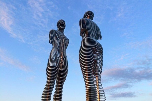 La sculpture "Ali et Nino"