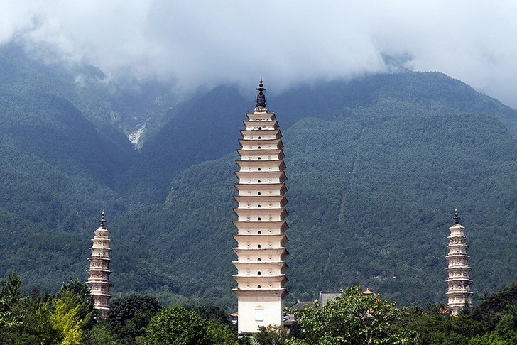 The Three Pagodas of Chunsheng Temple