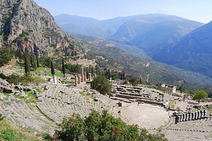 La antigua ciudad griega de Delfos