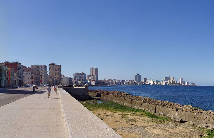 Malecón frente al mar